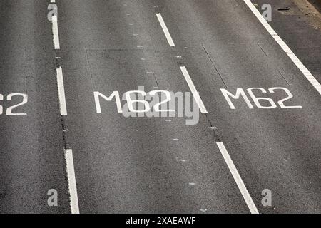 Ein Abschnitt der Autobahn M62 in Tingley bei Leeds, West Yorkshire. Die M62 ist eine 107 Meilen (172 km) lange Trans-Pennine-Autobahn in Nordengland, die Liverpool und Hull über Manchester, Bradford, Leeds und Wakefield verbindet; 11 km (11 km) der Strecke wird mit der M60 um Manchester geteilt. Die Straße ist Teil der unausgeschilderten Euroroutes E20 (Shannon nach Sankt Petersburg) und E22 (Holyhead nach Ishim). Stockfoto