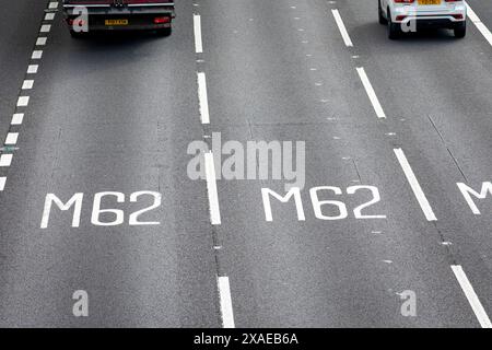 Ein Abschnitt der Autobahn M62 in Tingley bei Leeds, West Yorkshire. Die M62 ist eine 107 Meilen (172 km) lange Trans-Pennine-Autobahn in Nordengland, die Liverpool und Hull über Manchester, Bradford, Leeds und Wakefield verbindet; 11 km (11 km) der Strecke wird mit der M60 um Manchester geteilt. Die Straße ist Teil der unausgeschilderten Euroroutes E20 (Shannon nach Sankt Petersburg) und E22 (Holyhead nach Ishim). Stockfoto
