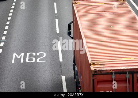 Ein Abschnitt der Autobahn M62 in Tingley bei Leeds, West Yorkshire. Die M62 ist eine 107 Meilen (172 km) lange Trans-Pennine-Autobahn in Nordengland, die Liverpool und Hull über Manchester, Bradford, Leeds und Wakefield verbindet; 11 km (11 km) der Strecke wird mit der M60 um Manchester geteilt. Die Straße ist Teil der unausgeschilderten Euroroutes E20 (Shannon nach Sankt Petersburg) und E22 (Holyhead nach Ishim). Stockfoto