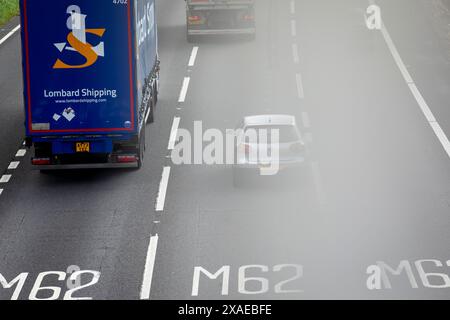 Ein Abschnitt der Autobahn M62 in Tingley bei Leeds, West Yorkshire. Die M62 ist eine 107 Meilen (172 km) lange Trans-Pennine-Autobahn in Nordengland, die Liverpool und Hull über Manchester, Bradford, Leeds und Wakefield verbindet; 11 km (11 km) der Strecke wird mit der M60 um Manchester geteilt. Die Straße ist Teil der unausgeschilderten Euroroutes E20 (Shannon nach Sankt Petersburg) und E22 (Holyhead nach Ishim). Stockfoto