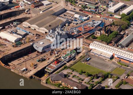 Luftbild von Schiffen in Cammell Laird, aufgenommen aus 1500 Fuß Stockfoto