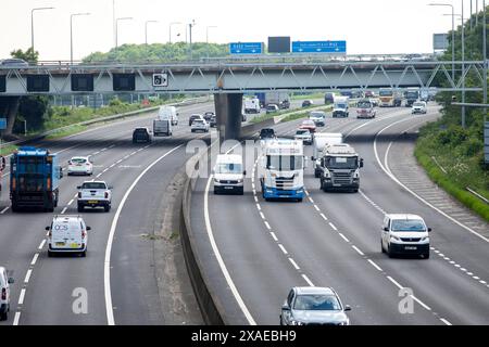 Ein Abschnitt der Autobahn M62 in Tingley bei Leeds, West Yorkshire. Die M62 ist eine 107 Meilen (172 km) lange Trans-Pennine-Autobahn in Nordengland, die Liverpool und Hull über Manchester, Bradford, Leeds und Wakefield verbindet; 11 km (11 km) der Strecke wird mit der M60 um Manchester geteilt. Die Straße ist Teil der unausgeschilderten Euroroutes E20 (Shannon nach Sankt Petersburg) und E22 (Holyhead nach Ishim). Stockfoto