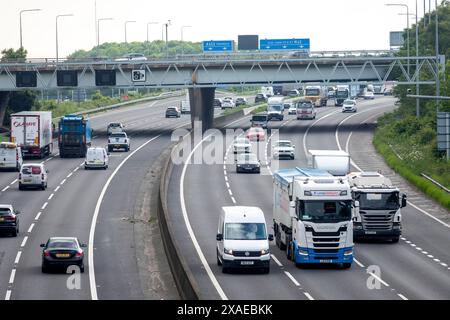 Ein Abschnitt der Autobahn M62 in Tingley bei Leeds, West Yorkshire. Die M62 ist eine 107 Meilen (172 km) lange Trans-Pennine-Autobahn in Nordengland, die Liverpool und Hull über Manchester, Bradford, Leeds und Wakefield verbindet; 11 km (11 km) der Strecke wird mit der M60 um Manchester geteilt. Die Straße ist Teil der unausgeschilderten Euroroutes E20 (Shannon nach Sankt Petersburg) und E22 (Holyhead nach Ishim). Stockfoto