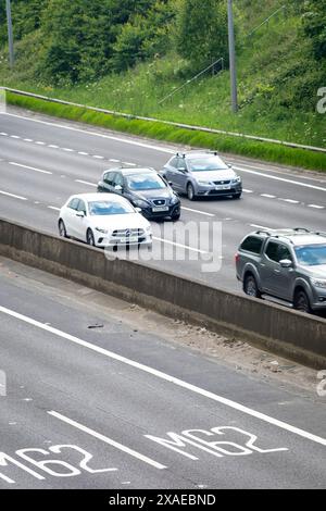 Ein Abschnitt der Autobahn M62 in Tingley bei Leeds, West Yorkshire. Die M62 ist eine 107 Meilen (172 km) lange Trans-Pennine-Autobahn in Nordengland, die Liverpool und Hull über Manchester, Bradford, Leeds und Wakefield verbindet; 11 km (11 km) der Strecke wird mit der M60 um Manchester geteilt. Die Straße ist Teil der unausgeschilderten Euroroutes E20 (Shannon nach Sankt Petersburg) und E22 (Holyhead nach Ishim). Stockfoto
