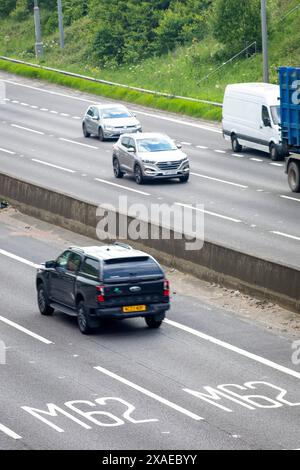 Ein Abschnitt der Autobahn M62 in Tingley bei Leeds, West Yorkshire. Die M62 ist eine 107 Meilen (172 km) lange Trans-Pennine-Autobahn in Nordengland, die Liverpool und Hull über Manchester, Bradford, Leeds und Wakefield verbindet; 11 km (11 km) der Strecke wird mit der M60 um Manchester geteilt. Die Straße ist Teil der unausgeschilderten Euroroutes E20 (Shannon nach Sankt Petersburg) und E22 (Holyhead nach Ishim). Stockfoto