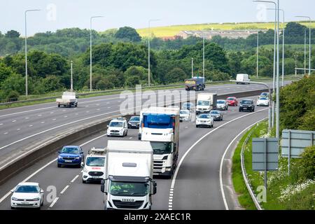 Ein Abschnitt der Autobahn M62 in Tingley bei Leeds, West Yorkshire. Die M62 ist eine 107 Meilen (172 km) lange Trans-Pennine-Autobahn in Nordengland, die Liverpool und Hull über Manchester, Bradford, Leeds und Wakefield verbindet; 11 km (11 km) der Strecke wird mit der M60 um Manchester geteilt. Die Straße ist Teil der unausgeschilderten Euroroutes E20 (Shannon nach Sankt Petersburg) und E22 (Holyhead nach Ishim). Stockfoto