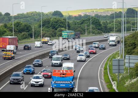 Ein Abschnitt der Autobahn M62 in Tingley bei Leeds, West Yorkshire. Die M62 ist eine 107 Meilen (172 km) lange Trans-Pennine-Autobahn in Nordengland, die Liverpool und Hull über Manchester, Bradford, Leeds und Wakefield verbindet; 11 km (11 km) der Strecke wird mit der M60 um Manchester geteilt. Die Straße ist Teil der unausgeschilderten Euroroutes E20 (Shannon nach Sankt Petersburg) und E22 (Holyhead nach Ishim). Stockfoto