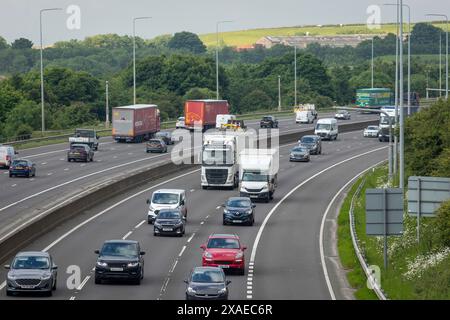Ein Abschnitt der Autobahn M62 in Tingley bei Leeds, West Yorkshire. Die M62 ist eine 107 Meilen (172 km) lange Trans-Pennine-Autobahn in Nordengland, die Liverpool und Hull über Manchester, Bradford, Leeds und Wakefield verbindet; 11 km (11 km) der Strecke wird mit der M60 um Manchester geteilt. Die Straße ist Teil der unausgeschilderten Euroroutes E20 (Shannon nach Sankt Petersburg) und E22 (Holyhead nach Ishim). Stockfoto