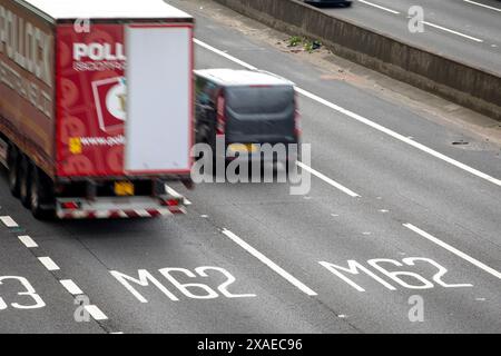 Ein Abschnitt der Autobahn M62 in Tingley bei Leeds, West Yorkshire. Die M62 ist eine 107 Meilen (172 km) lange Trans-Pennine-Autobahn in Nordengland, die Liverpool und Hull über Manchester, Bradford, Leeds und Wakefield verbindet; 11 km (11 km) der Strecke wird mit der M60 um Manchester geteilt. Die Straße ist Teil der unausgeschilderten Euroroutes E20 (Shannon nach Sankt Petersburg) und E22 (Holyhead nach Ishim). Stockfoto