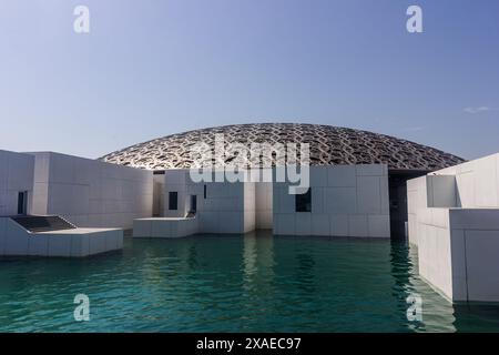 Abu Dhabi, Vereinigte Arabische Emirate - 27. April 2024: Gebäude des Louvre in Abu Dhabi, VAE. Das Louvre Museum ist ein Kunstmuseum, das von Jean Nouvel entworfen wurde. Stockfoto