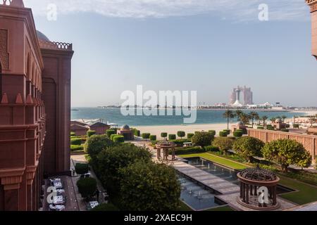 Abu Dhabi, Vereinigte Arabische Emirate - 27. April 2024: Meerblick vom Balkon des Emirates Palace in Abu Dhabi, VAE Stockfoto