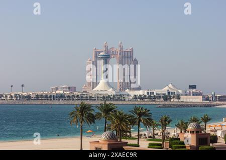 Abu Dhabi, Vereinigte Arabische Emirate - 27. April 2024: Rixos Marina Hotel in Abu Dhabi, VAE. Blick auf das Rixos Luxury Premium Hotel vom Emirates Palace. Stockfoto
