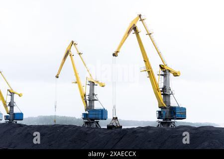 Hafenkrane, industrielle Hafenkrane für Seehäfen mit Stabilisator und Haken gegen blauem Himmel. Hochwertige Fotos Stockfoto