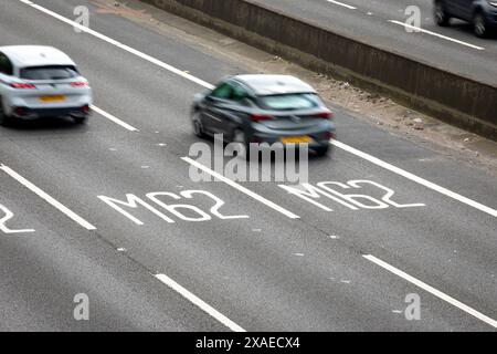 Ein Abschnitt der Autobahn M62 in Tingley bei Leeds, West Yorkshire. Die M62 ist eine 107 Meilen (172 km) lange Trans-Pennine-Autobahn in Nordengland, die Liverpool und Hull über Manchester, Bradford, Leeds und Wakefield verbindet; 11 km (11 km) der Strecke wird mit der M60 um Manchester geteilt. Die Straße ist Teil der unausgeschilderten Euroroutes E20 (Shannon nach Sankt Petersburg) und E22 (Holyhead nach Ishim). Stockfoto