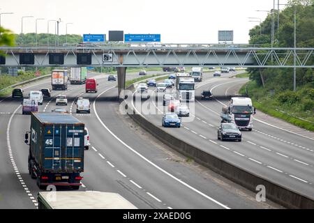 Ein Abschnitt der Autobahn M62 in Tingley bei Leeds, West Yorkshire. Die M62 ist eine 107 Meilen (172 km) lange Trans-Pennine-Autobahn in Nordengland, die Liverpool und Hull über Manchester, Bradford, Leeds und Wakefield verbindet; 11 km (11 km) der Strecke wird mit der M60 um Manchester geteilt. Die Straße ist Teil der unausgeschilderten Euroroutes E20 (Shannon nach Sankt Petersburg) und E22 (Holyhead nach Ishim). Stockfoto