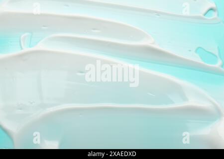 Gesichtscreme auf hellblauem Hintergrund, Nahaufnahme Stockfoto