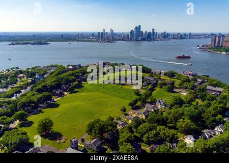 Luftaufnahme von Governors Island und Financial District, Manhattan, New York, USA. Stockfoto