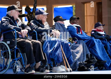 Normandie, Frankreich. Juni 2024. Veteranen, die während einer internationalen Zeremonie am Strand von Omaha im Rahmen der Gedenkfeier zum 80. Jahrestag der Landung in der Normandie am Donnerstag, den 06. Juni 2024, in Saint-Laurent-sur-Mer, Frankreich, aufgenommen wurden. Veteranen, Familien, politische Führer und Militärangehörige versammeln sich in der Normandie zum D-Day, der den Weg für den Sieg der Alliierten über Deutschland im Zweiten Weltkrieg ebnete. Foto: Ambassade US France/UPI Credit: UPI/Alamy Live News Stockfoto