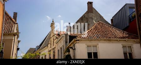 Typische historische mittelalterliche Außenfassaden der Hansestadt vor klarem blauem Himmel. Holland Tourismusziel. Stockfoto