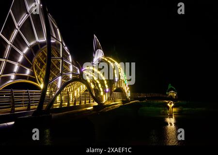 Uljin, Südkorea - 18. Mai 2024: Nächtlicher Blick auf die Uljin Sweet Fish Bridge, die die hell beleuchteten Fischskulpturen und die komplizierten Stockfoto