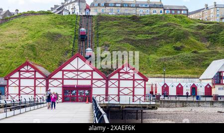 Ein Blick vom Pier in Saltburn by the Sea, England, UK mit Klippenlift und Häusern Stockfoto