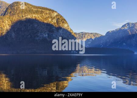 Fotografie des alpinen Hallstätter Bergsees bei Wintersonnenuntergang Stockfoto