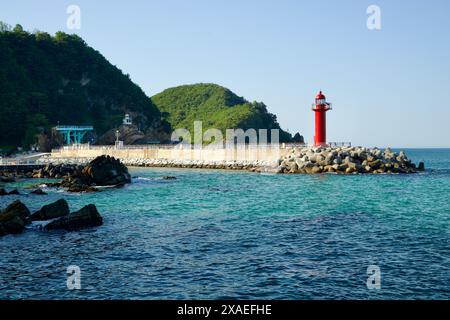 Gangneung City, Südkorea – 18. Mai 2024: Der markante rote Leuchtturm am Simgok Port steht auf einem Wellenbrecher aus Beton. Th Stockfoto