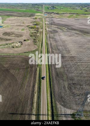 Mit dem Flugzeug fahren Sie auf der Landstraße mit Blick auf landwirtschaftliche Flächen und flache Prärien im Rocky View County Alberta Kanada. Stockfoto