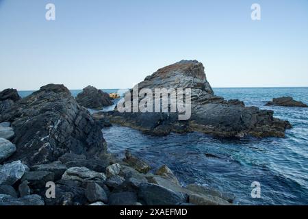 Gangneung City, Südkorea - 18. Mai 2024: Zerklüftete Felsformationen erheben sich aus dem Wasser der Ostsee nahe der Heonhwa Road. Die zerklüftete Küste zeigt Stockfoto