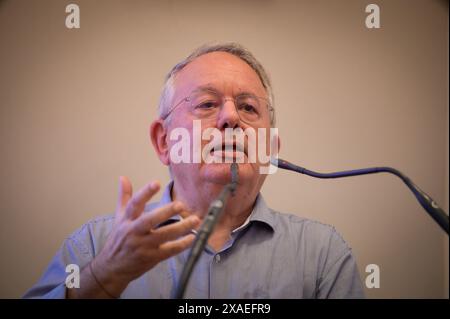 5. Juni 2024, Athen, Griechenland: Professor für Verfassungsrecht und Politiker Nikos Alivizatos spricht auf der Pressekonferenz. Die Familien der 57 Opfer der tödlichen Eisenbahnkatastrophe in Tempi haben heute 1,5 Millionen Unterschriften eingereicht, um die Immunität der Minister auf einer Pressekonferenz in der Anwaltskammer aufzuheben, in der die Top-Juristen A der countryÃ¢â‚¬â„¢sowie Vertreter aller politischen Parteien anwesend waren. Der Zugunglück in Tempi am 28. Februar 2023 ist die tödlichste Eisenbahnkatastrophe in der griechischen Geschichte, während den Verantwortlichen bis heute keine Gerechtigkeit zuteil wurde. ( Stockfoto