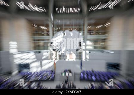 Berlin, Deutschland. Juni 2024. Blick auf den Bundesadler im Plenarsaal des Bundestages. (Aufnahme mit Zoom-Effekt) Darlehenswort: Kay Nietfeld/dpa/Alamy Live News Stockfoto