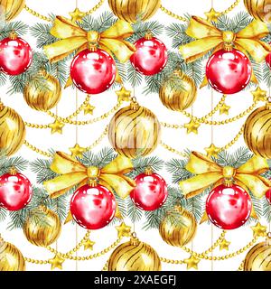 Nahtloses Aquarellmuster mit Weihnachtsbaum mit goldener Weihnachtsschleife, Kugeln, Sternen, handgezeichnete Skizze von grünen Tannenzweigen mit Weihnachten Stockfoto