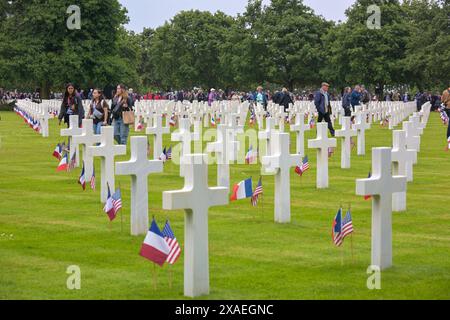 Colleville Sur Mer, Frankreich. Juni 2024. Illustration der Gräber auf dem amerikanischen Friedhof und Gedenkstätte der Normandie nach der US-Zeremonie zum 80. Jahrestag der Landung der Alliierten in der Normandie, Colleville-sur-Mer, Frankreich, am 6. Juni 2024. Foto: Ammar Abd Rabbo/ABACAPRESS. COM Credit: Abaca Press/Alamy Live News Stockfoto