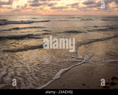 Sonnenaufgang über dem mosambikanischen Kanal aus Sicht vom Strand von Inhassoro in Mosambik Stockfoto