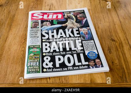 5. Juni 2024. Titelzeile in The Sun ist Shake Battle & Poll, nachdem Nigel Farage in Clacton einen Milchshake über ihn geworfen hat. Stockfoto