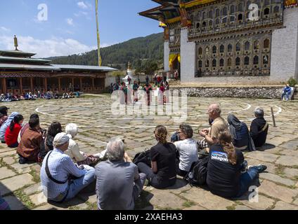 Touristen, die das jährliche Ura Yakchoe Festival besuchen, Bumthang, Ura, Bhutan Stockfoto