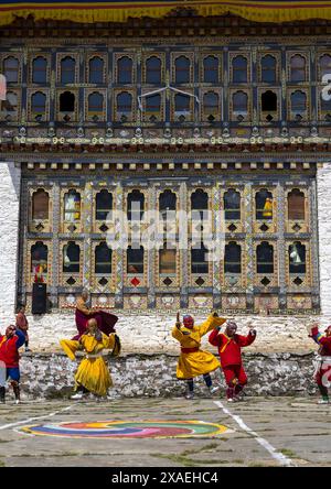 Maskierte Askaras beim jährlichen Ura Yakchoe Festival, Bumthang, Ura, Bhutan Stockfoto