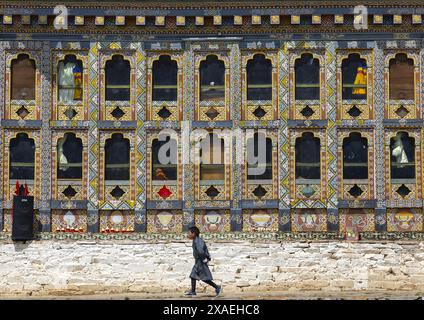 Bhutanischer Junge im Kloster Ura Lhakhang, Bumthang, Ura, Bhutan Stockfoto