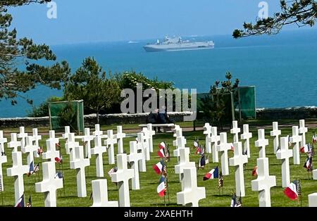 Normandie, Frankreich. Juni 2024. Die Gräber auf dem amerikanischen Friedhof und dem Denkmal der Normandie sind mit amerikanischen und französischen Flaggen während der US-Zeremonie zum 80. Jahrestag der Landung der Alliierten im Zweiten Weltkrieg in Colleville-sur-Mer am 6. Juni 2024 mit Blick auf den Omaha Beach im Nordwesten Frankreichs geschmückt. Veteranen, Familien, politische Führer und Militärangehörige versammeln sich in der Normandie zum D-Day, der den Weg für den Sieg der Alliierten über Deutschland im Zweiten Weltkrieg ebnete. Foto: US-Verteidigungsministerium/UPI Credit: UPI/Alamy Live News Stockfoto