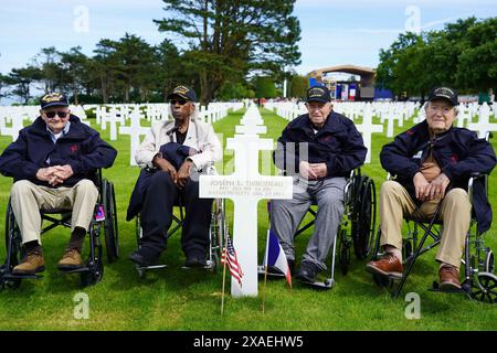 Normandie, Frankreich. Juni 2024. Nach der US-Zeremonie zum 80. Jahrestag der Landung der Alliierten im Zweiten Weltkrieg in Colleville-sur-Mer am Donnerstag, den 6. Juni 2024, sitzen Veteranen aus dem Zweiten Weltkrieg inmitten der Gräber auf dem amerikanischen Friedhof und Memorial in der Normandie. Foto: Ambassade US France/UPI Credit: UPI/Alamy Live News Stockfoto