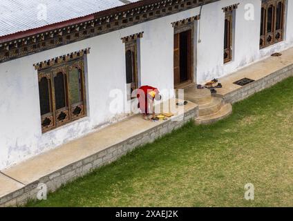 Bhutanischer Mönch im Nyenzer Lhakhang Hof, Thedtsho Gewog, Wangdue Phodrang, Bhutan Stockfoto