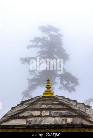 Dochula mit 108 Stupas oder Chorten im Nebel, Punakha, Dochula Pass, Bhutan Stockfoto