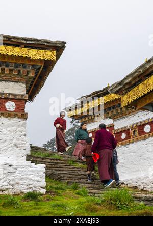 Butan Pilger in Dochu La mit 108 Stupas oder Chorten, Punakha, Dochula Pass, Bhutan Stockfoto