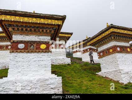 Butan Pilger in Dochu La mit 108 Stupas oder Chorten, Punakha, Dochula Pass, Bhutan Stockfoto