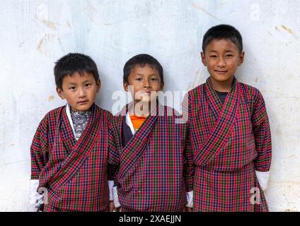 Porträt von drei bhutanischen Jungen in der Rubesa Primary School, Wangdue Phodrang, Rubesagewog, Bhutan Stockfoto