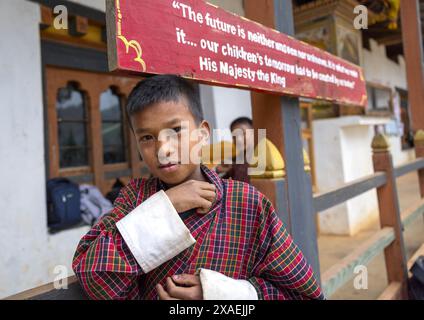 Porträt eines bhutanischen Jungen in der Rubesa Primary School, Wangdue Phodrang, Rubesagewog, Bhutan Stockfoto