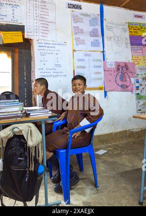 Bhutanische Schüler in Rubesa Primary School Klassenzimmer, Wangdue Phodrang, Rubesagewog, Bhutan Stockfoto