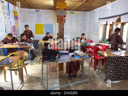 Bhutanische Schüler in Rubesa Primary School Klassenzimmer, Wangdue Phodrang, Rubesagewog, Bhutan Stockfoto