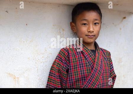 Porträt eines bhutanischen Jungen in der Rubesa Primary School, Wangdue Phodrang, Rubesagewog, Bhutan Stockfoto