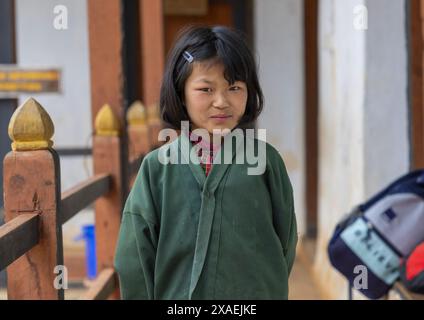 Porträt eines bhutanischen Mädchens in der Rubesa Primary School, Wangdue Phodrang, Rubesagewog, Bhutan Stockfoto